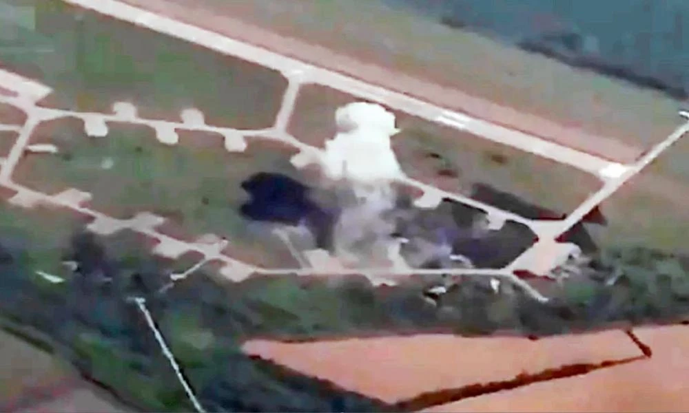 Τρομερό: Ρωσικοί πύραυλοι διασποράς Iskander-E «κομμάτιασαν» 6 ουκρανικά αεροσκάφη σε βάση στο Μιργκορόντ (Βίντεο)